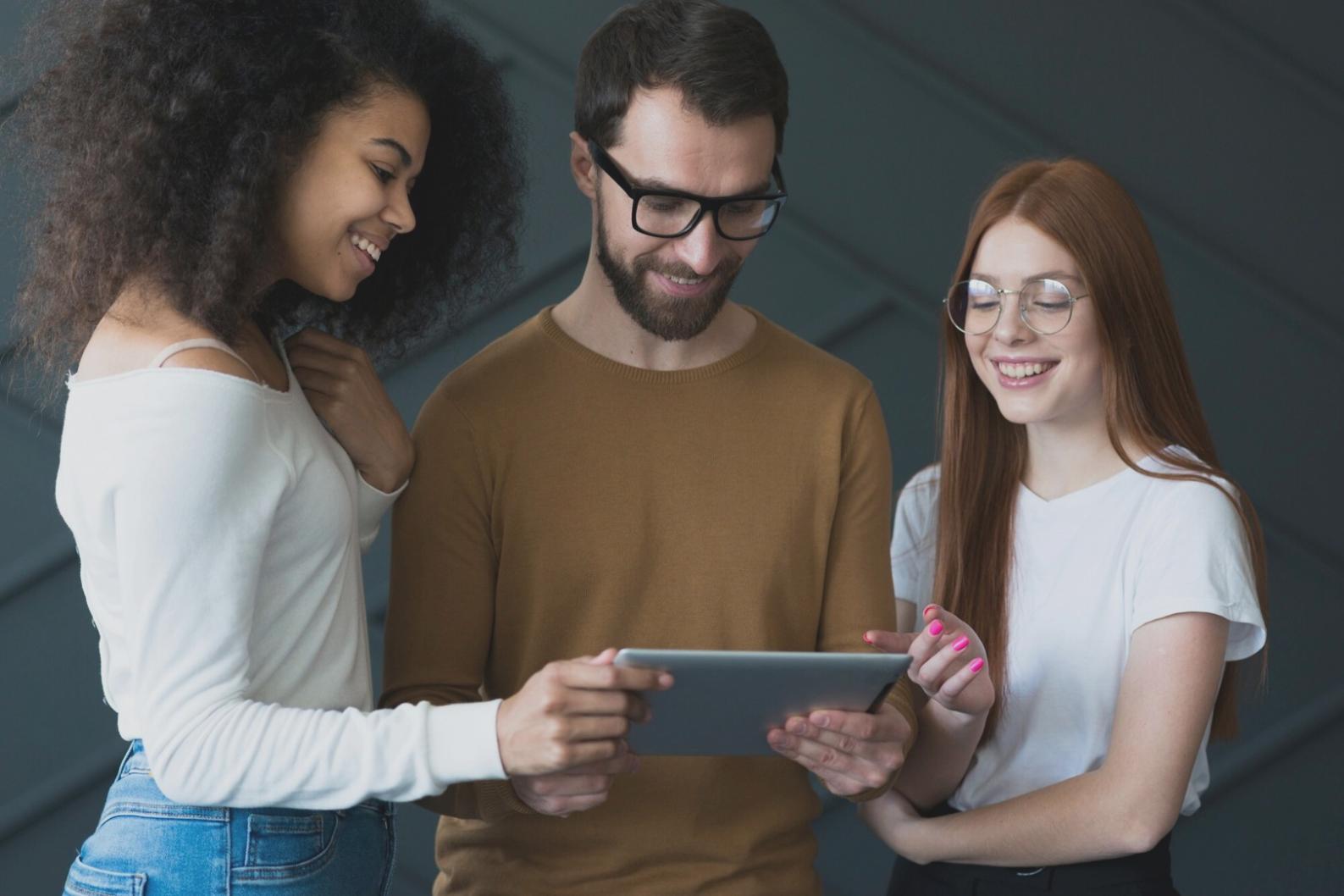 Equipo de rivaiveivo trabajando en consultoría financiera para empresas